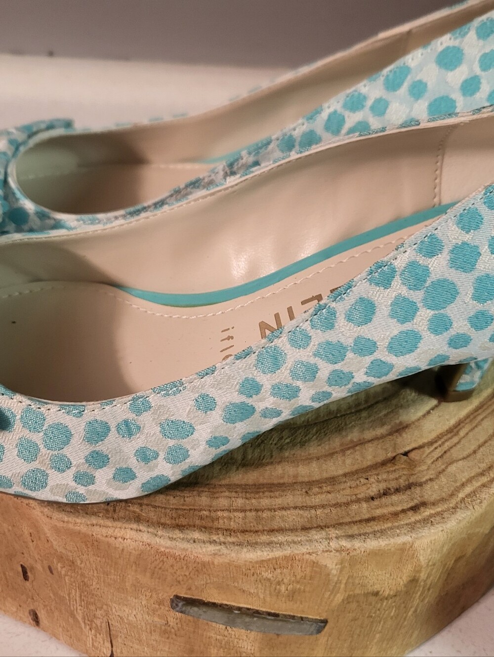 NEW ANNE KLEIN WHITE BLUE DOTS KITTEN HEEL COMFORT PUMPS SIZE 8 M - Picture 3 of 7
